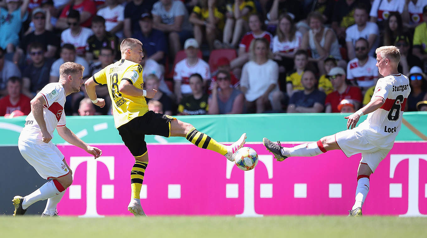 Zweikampf in Großaspach: Tobias Raschl (l.) vom BVB gegen Stuttgarts Per Lockl (r.) © GettyImages