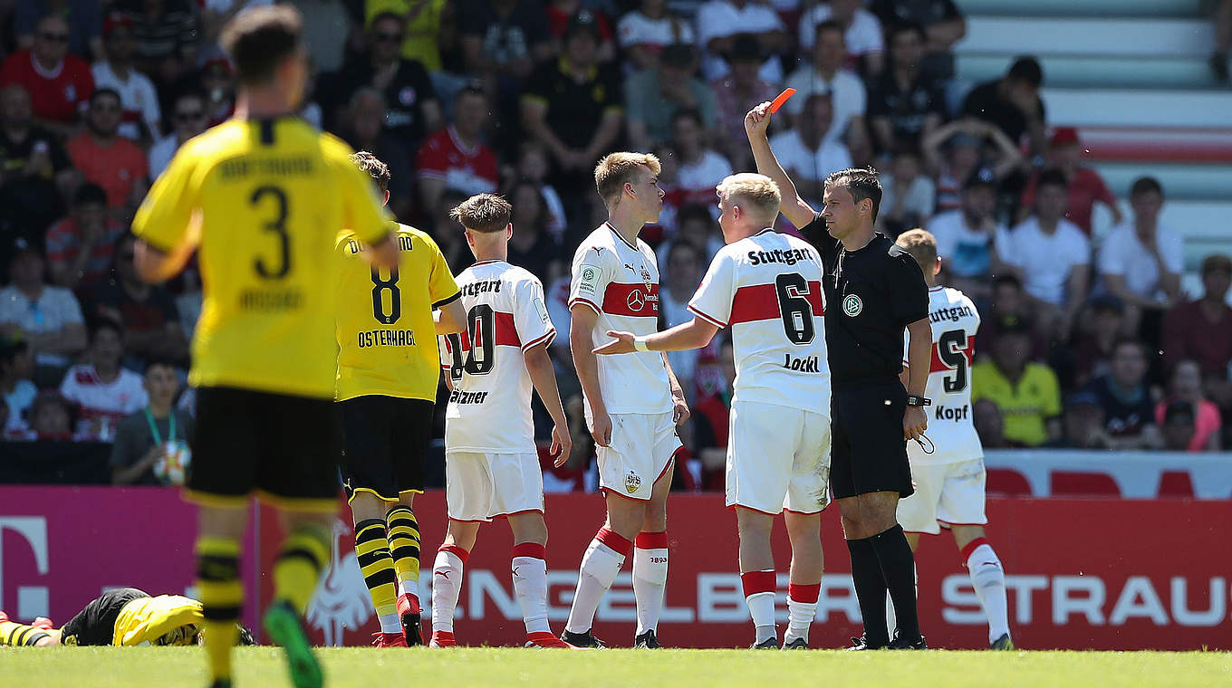 Schlüsselszene in der zweiten Hälfte: Stuttgarts Luca Mack sieht die Rote Karte © GettyImages