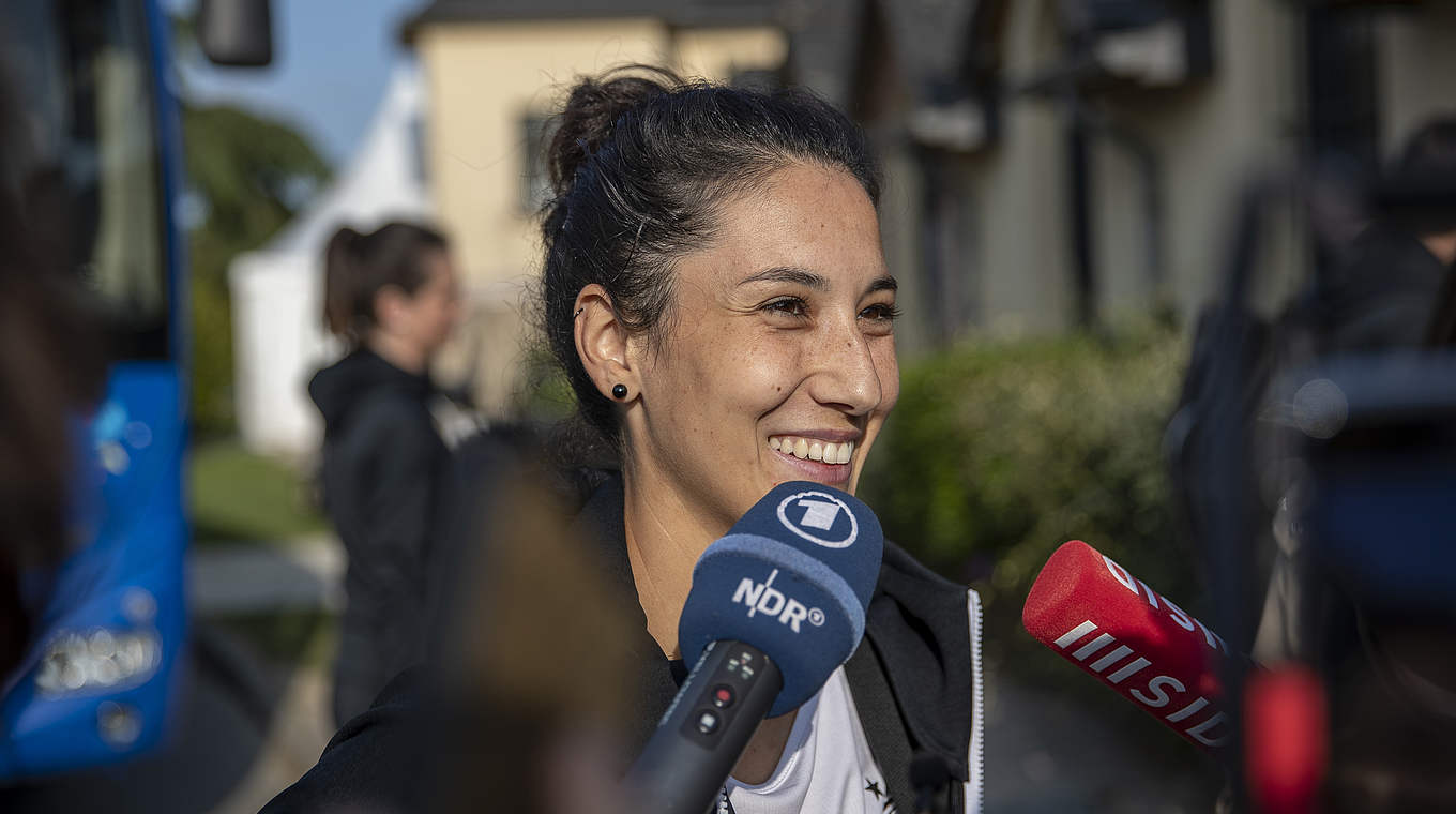 "The weather can't dampen our spirits." - Sara Doorsoun and the DFB-Frauen. © 2019 Getty Images