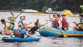 Ein bisschen Wettkampf geht immer: Nationalspieler beim Turnier im Wasser-Polo © DFB / PHILIPPREINHARD.COM 2019