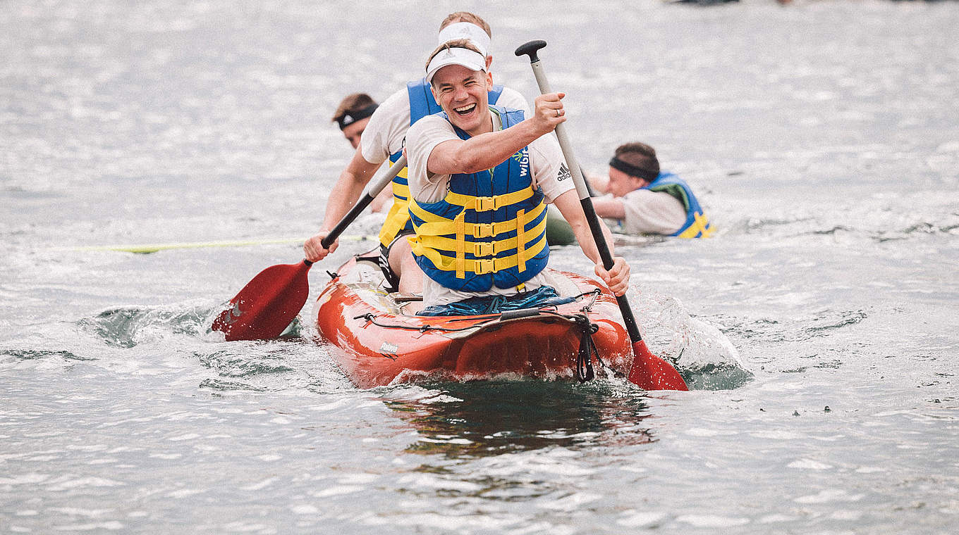 Mit Spaß bei der Sache: Manuel Neuer (v.) und Co. beim Teambuilding auf dem See © DFB / PHILIPPREINHARD.COM 2019