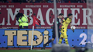 Fliegende schwarze Bälle: Unterbrechung bei Nürnbergs Heimspiel gegen Dortmund © Getty Images