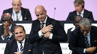 Seine zweite Amtszeit als FIFA-Präsident läuft bis 2023: Gianni Infantino (M.) © Getty Images