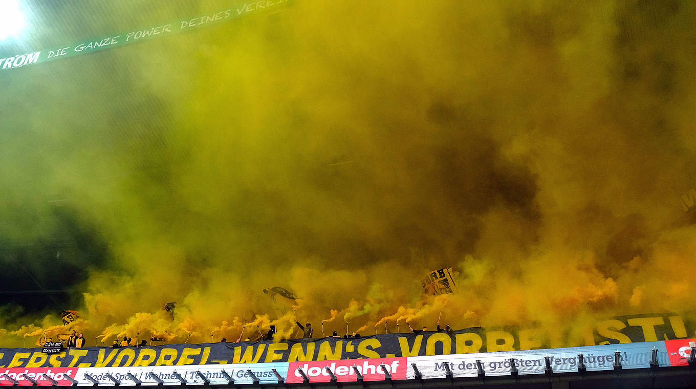 Verspäteter Anpfiff wegen Rauchentwicklung: Die Dortmunder Partie in Bremen  © AFP/Getty Images