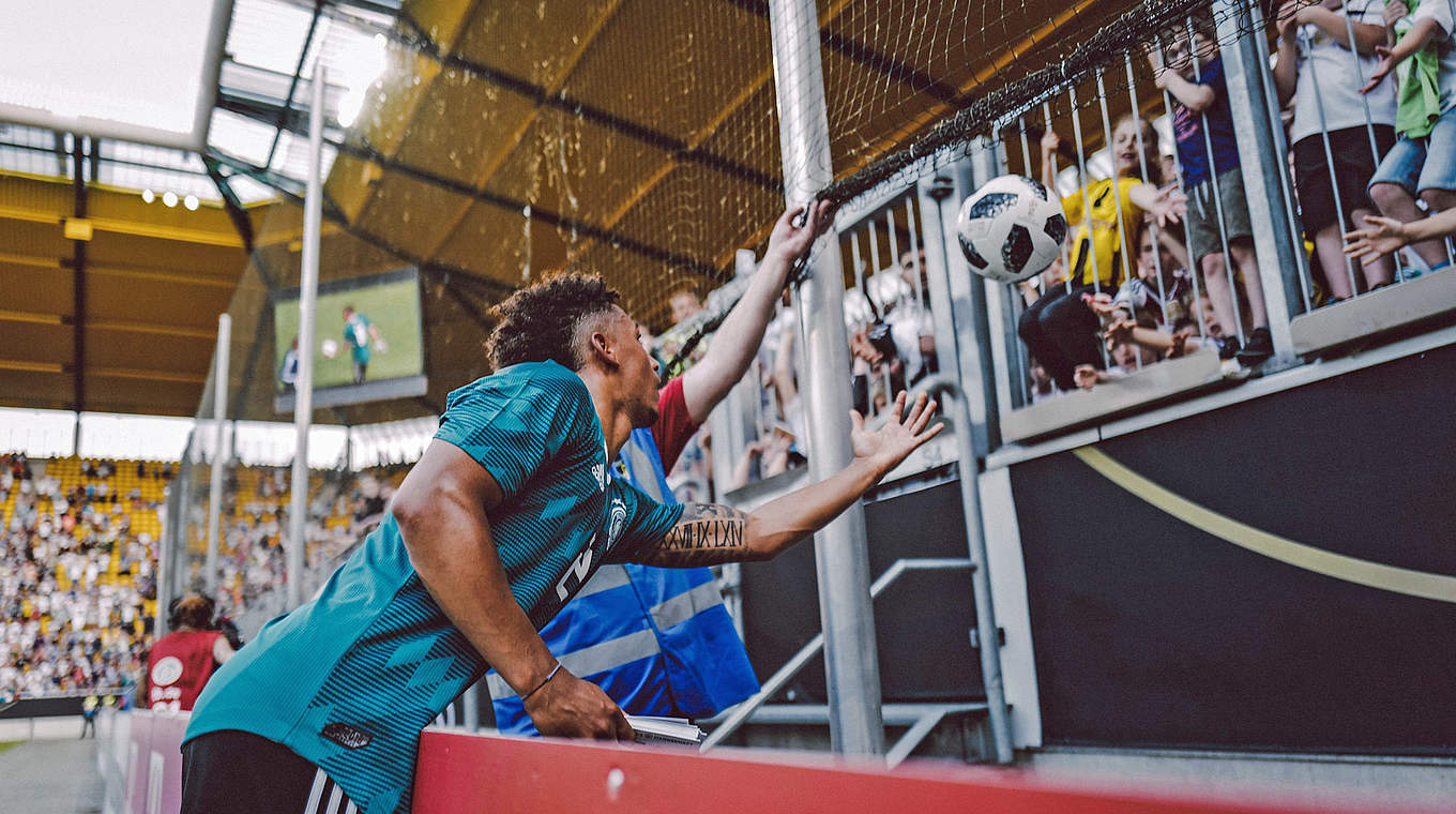 Thilo Kehrer giving a ball to some of the young fans. © 