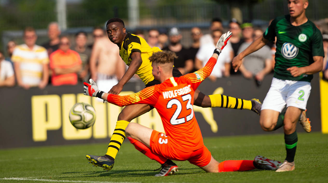 Trifft doppelt gegen den VfL Wolfsburg: Youssoufa Moukoko © 2019 Getty Images