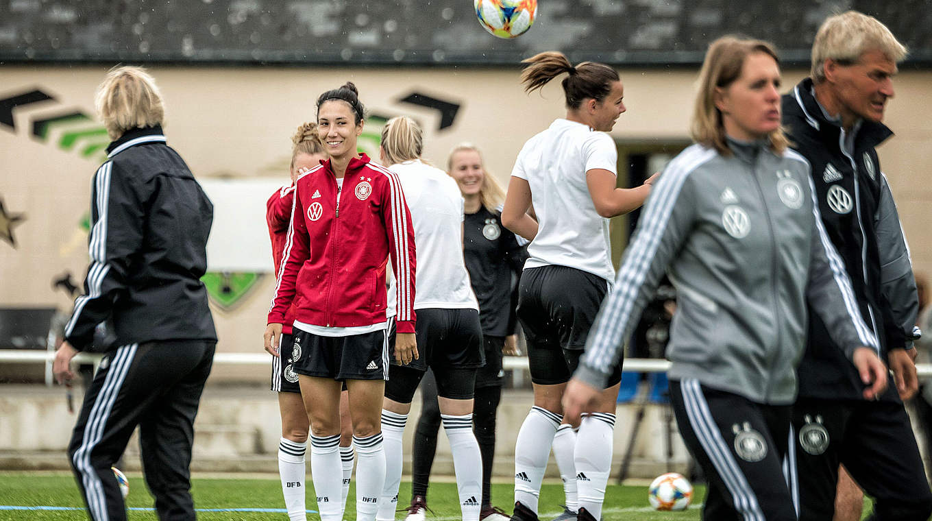 Doorsoun (2.v.l.) über die Stimmung: "Wir sind ein Team, eine absolute Einheit" © DFB