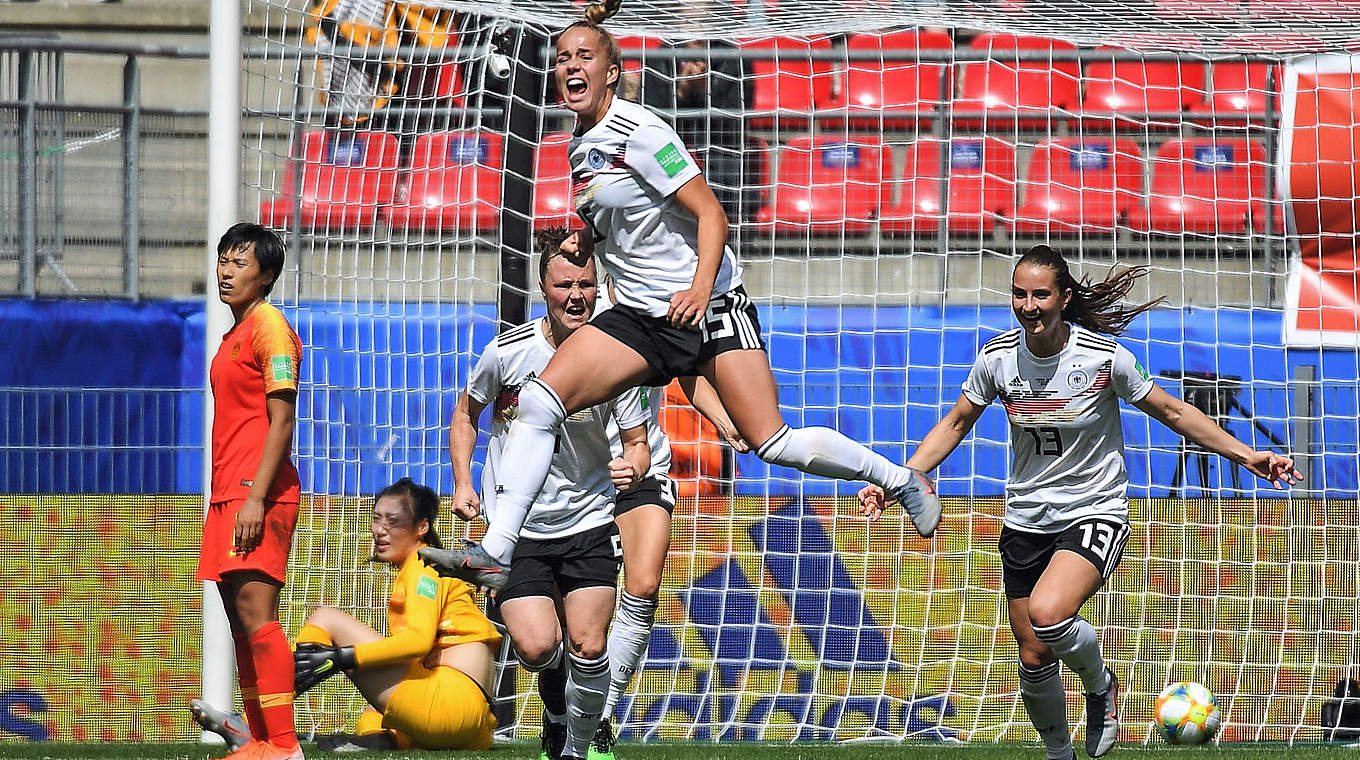 Freudensprung: Giulia Gwinn (M.) bejubelt ihren Siegtreffer gegen China © GettyImages