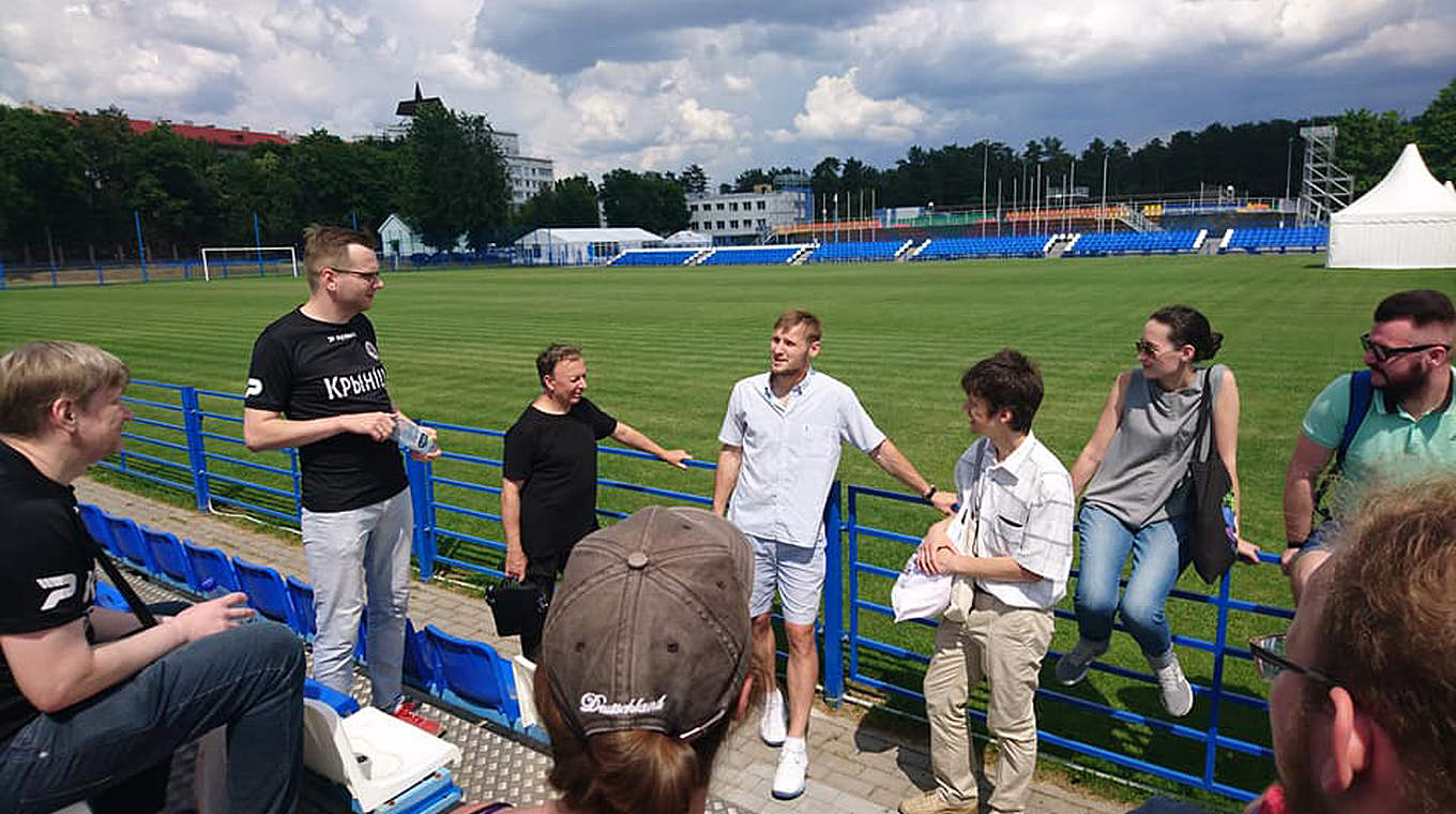 Besuch auf dem Stadiongelände: Der FC NFK Minsk Krumkachy stellt sich vor © DFB