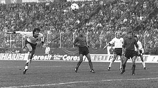 Köpft das DFB-Team 1983 in Saarbrücken gegen Albanien zur EM: Gerd Strack (l.) © imago