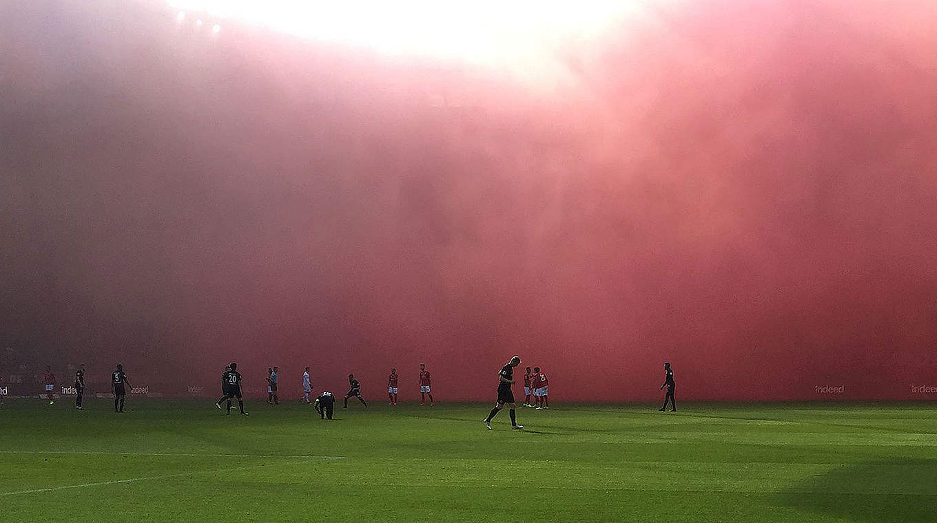 Das Frankfurter Stadion "vernebelt": Heimzuschauer brennen gegen Mainz Pyro ab © Getty Images