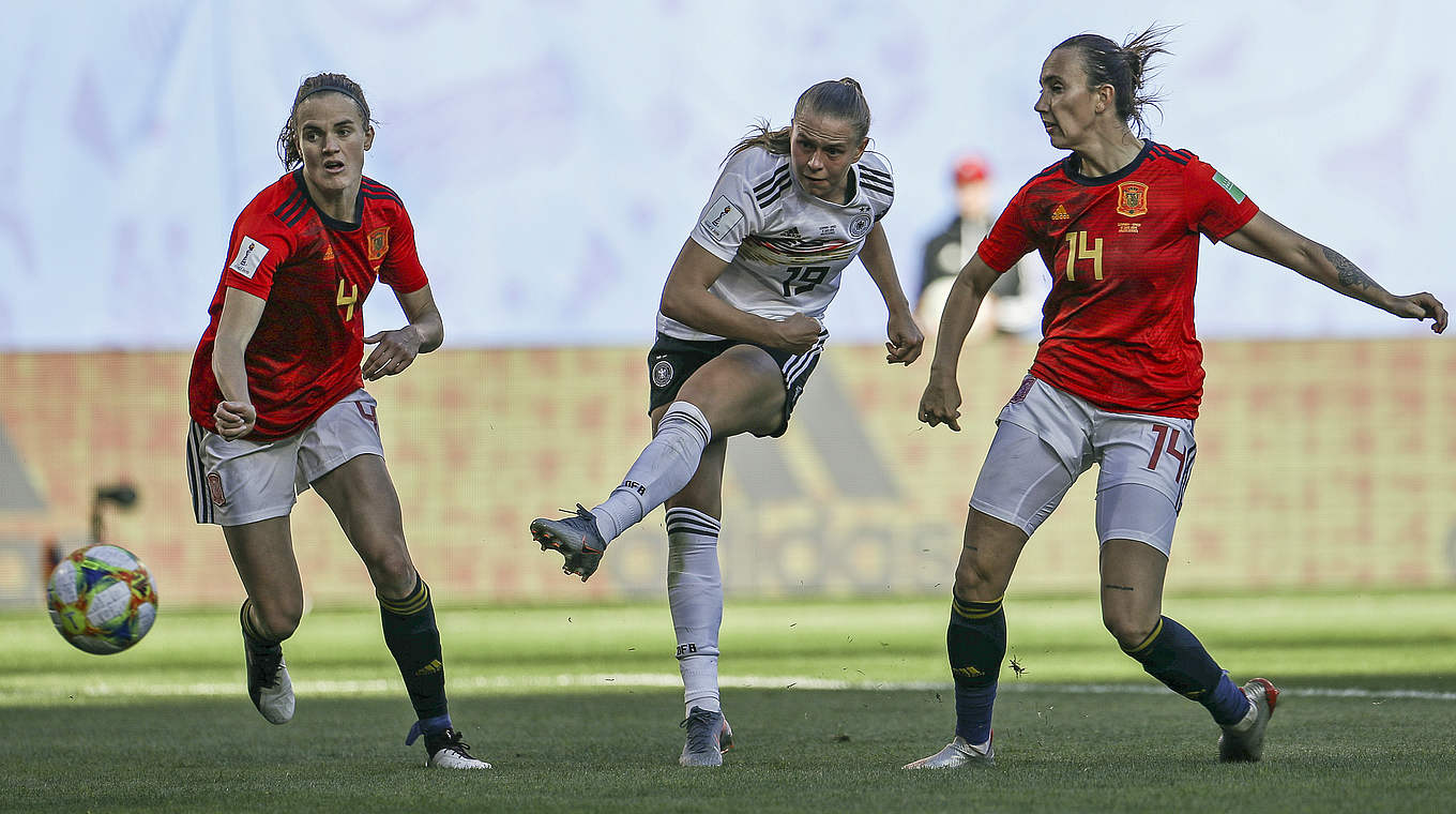 Ständig in Aktion: Klara Bühl (M.) überzeugt im WM-Gruppenspiel gegen Spanien © 2019 Getty Images