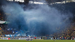 Blauer Rauch vor Spielbeginn: Das DFB-Sportgericht belegt Schalke mit Geldstrafe
 © imago images / RHR-Foto