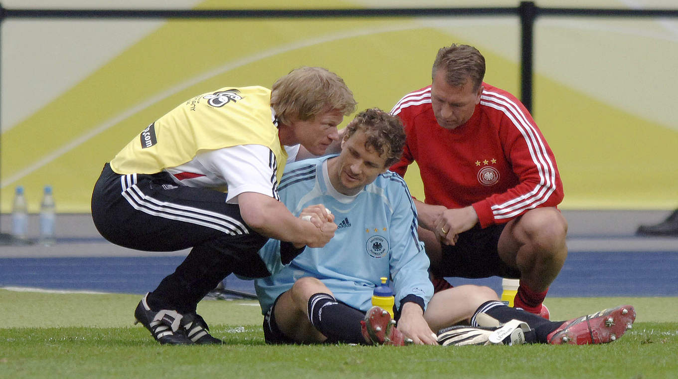Legendäre Szene im Viertelfinale der WM 2006: Köpke und Lehmanns Spickzettel © imago/Sven Simon