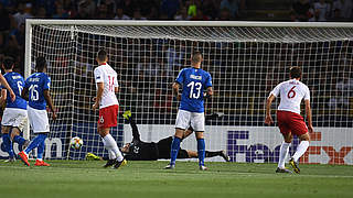 Entscheidender Moment: Krystian Bieliks (r.) Schuss schlägt zum polnischen 1:0 ein © Getty Images