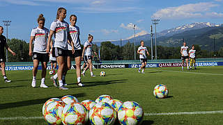 Fleißig bei der Arbeit: Der Ball rollt im Training © DFB