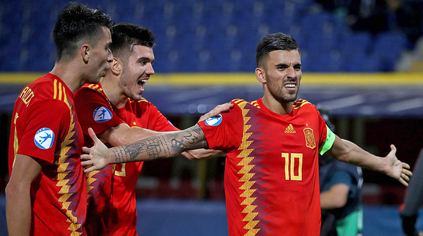 Spanien feiert: Der Mitfavorit steht nach einem 5:0 gegen Polen im Halbfinale © imago images / PA Images