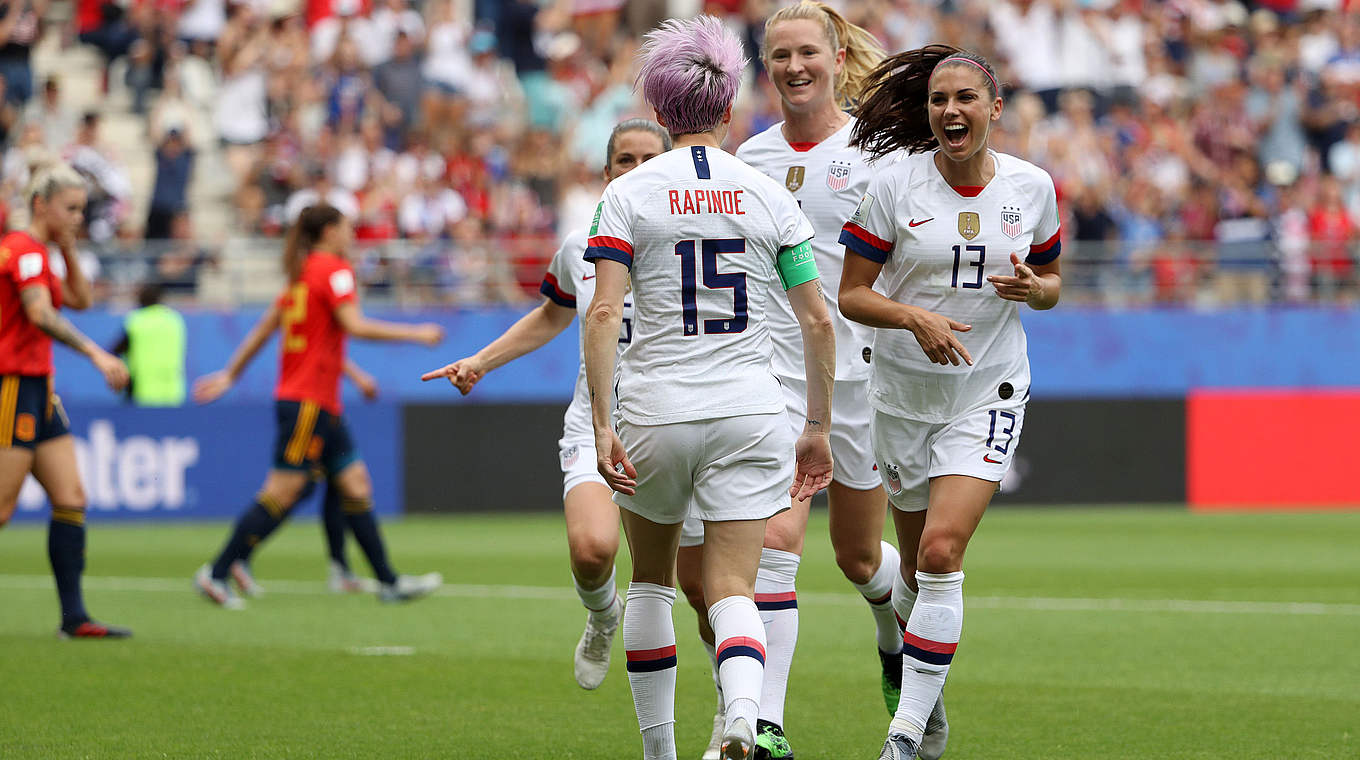 2/2 from the spot: Megan Rapinoe celebrates with her US teammates © Getty Images