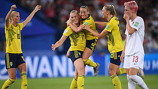 Jubel bei Schweden: Blackstenius (Nr. 11) sichert den Skandinavierinnen das Viertelfinale © Getty Images