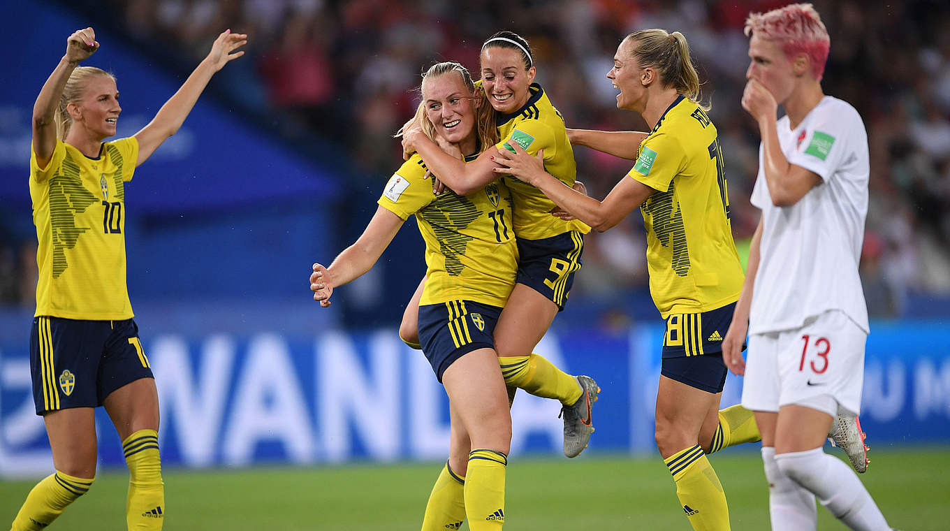 Sweden celebrate as Blackstenius's goal takes them to the quarterfinals © Getty Images