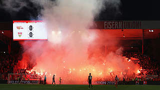 Massiv Pyrotechnik im Stuttgarter Block: beim Relegationsspiel bei Union Berlin © GettyImages