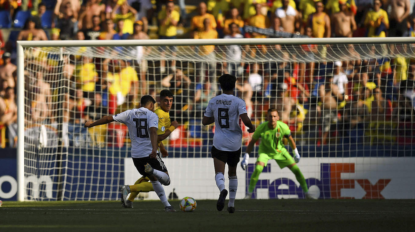 Abschluss eines 70-Meter-Solos: Nadiem Amiri (l.) schießt zum 1:0 ein © UEFA/Sportsfile