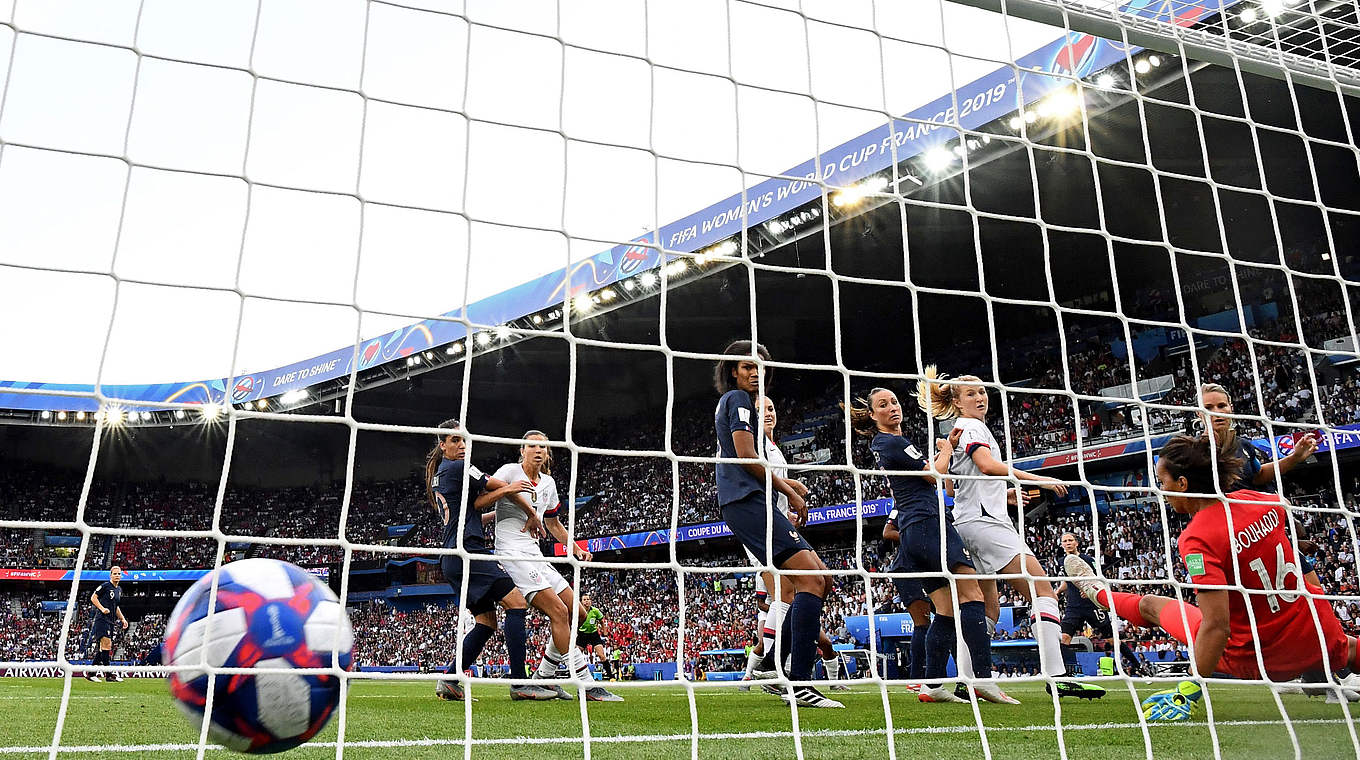 Durchgerutscht: Kein Bein mehr nach Rapinoe-Freistoß am Ball © AFP/Getty Images