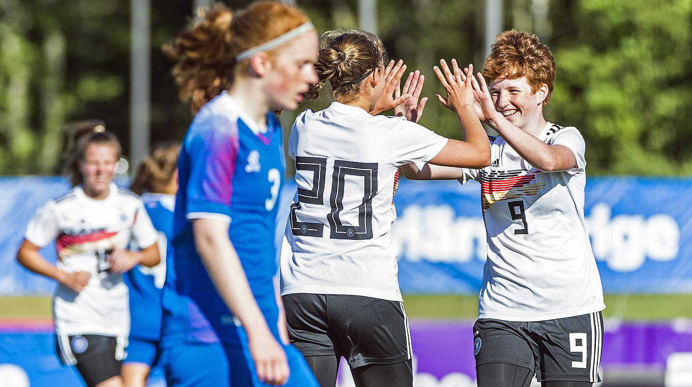 Zufriedene Gesichter: Leonie Stöhr (r.) und Co. bejubeln das 2:0 © 2019 Getty Images