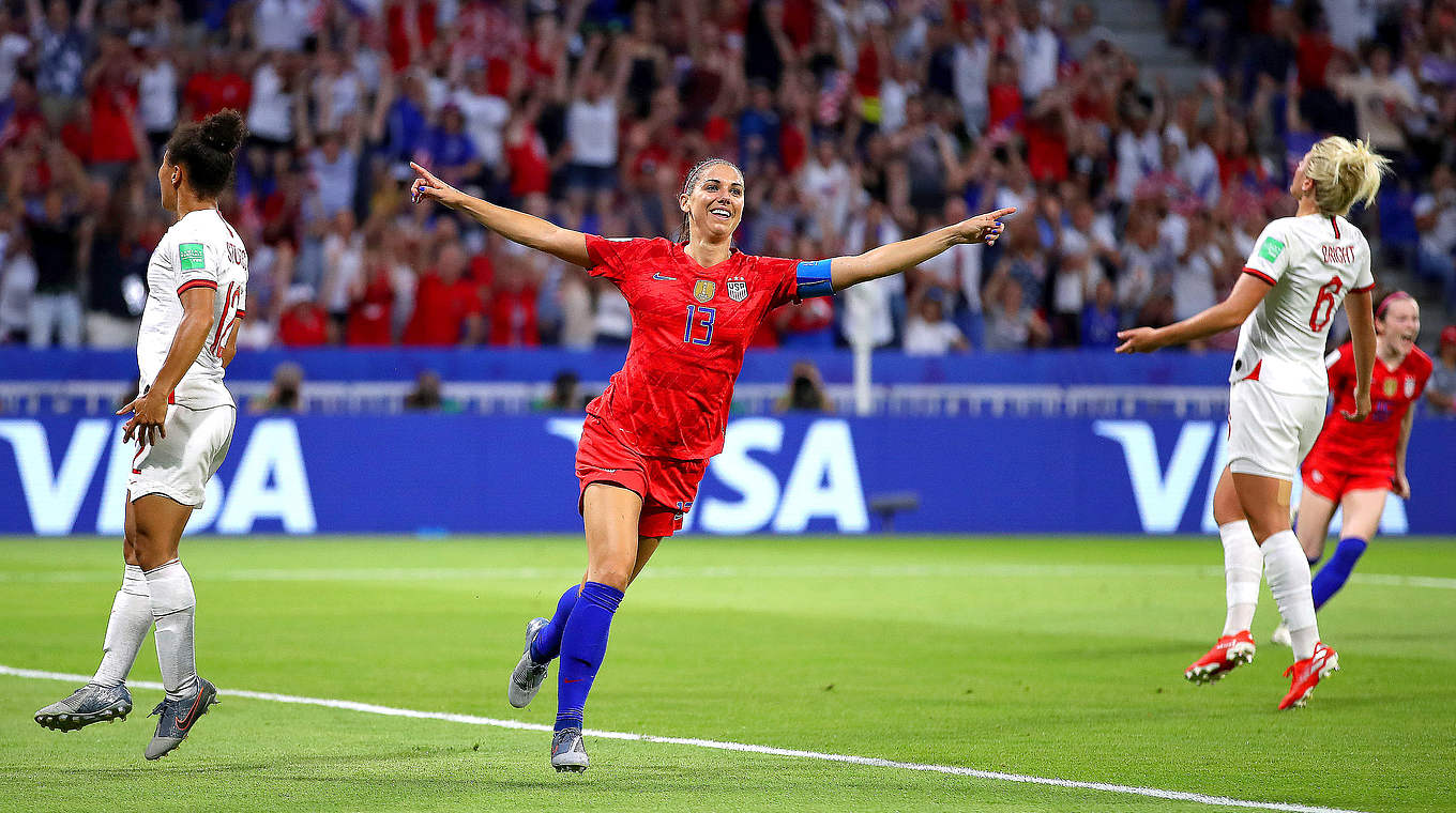 Köpft die USA ins Finale: Torjägerin Alex Morgan (M.) feiert an ihrem 30. Geburtstag © 2019 Getty Images