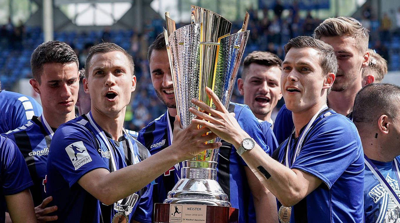 Regionalliga-Meister-Zwillinge des SV Waldhof: Gianluca (l.) und Raffael (r.) Korte  © imago images / foto2press