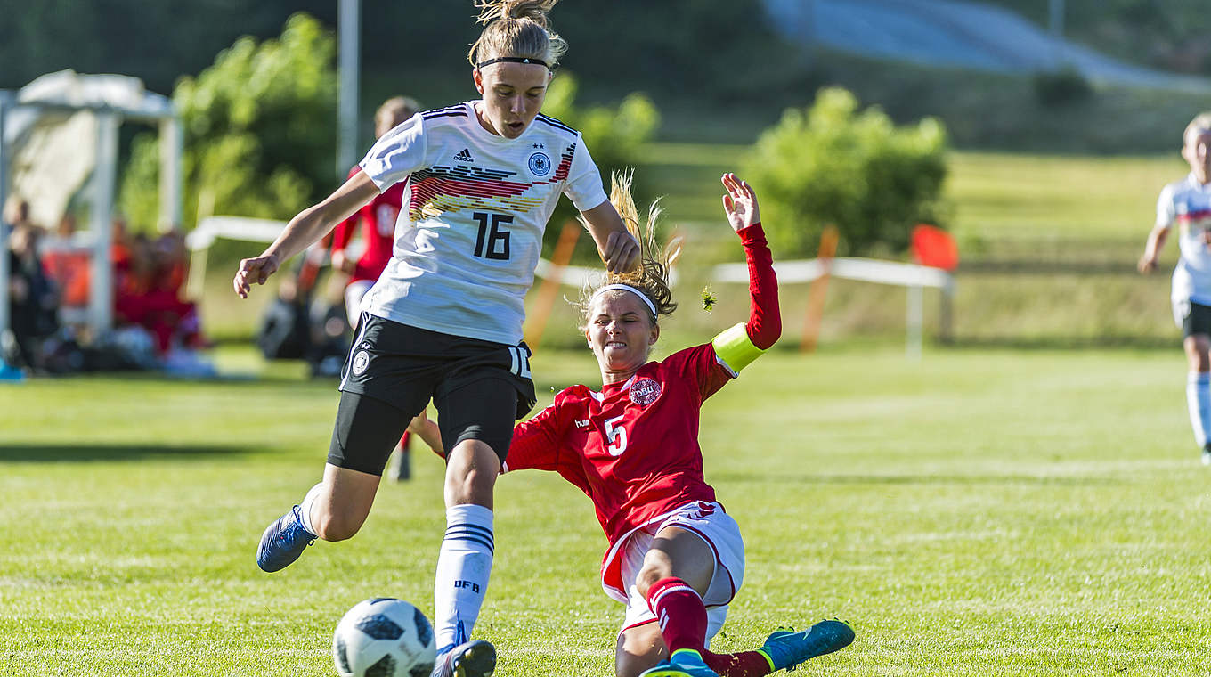 Trägt den Treffer zum 4:1 bei: Leonie Gebert (l., im Duell mit Julie Topp) © 2019 Getty Images