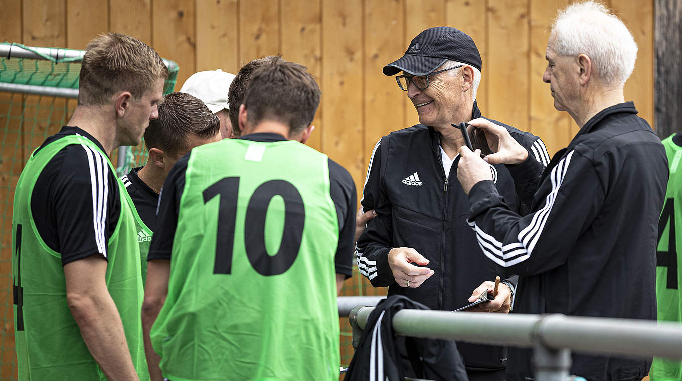 Ergebnisse besprechen: Schiedsrichterchef Lutz Michael Fröhlich (2.v.r.) © Thomas Böcker/DFB
