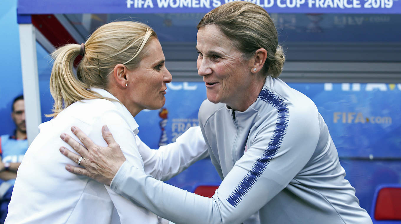 Finaltrainerinnen: Sarina Wiegman (l.) gratuliert Jill Ellis © 2019 Getty Images