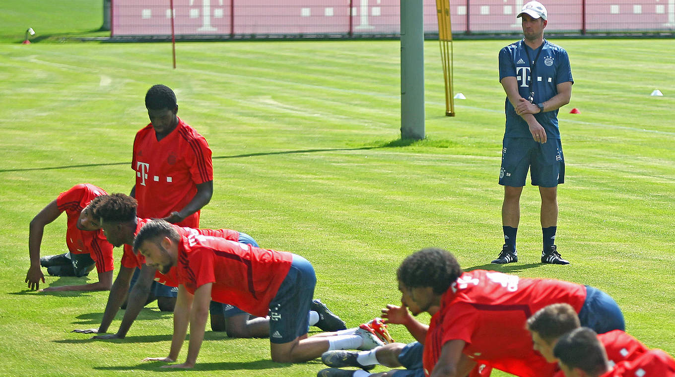 Trainer Hoeneß: "Es ist unser Job, Spieler für die erste Mannschaft auszubilden" © imago images / Philippe Ruiz