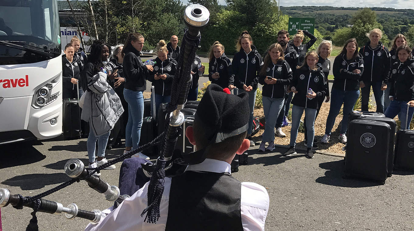 "Ein cooler Empfang": Die U 19-Frauen wurden mit Dudelsackmusik begrüßt © DFB