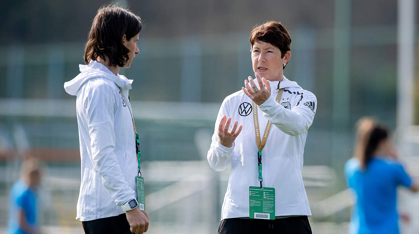 DFB-Trainerin Maren Meinert (r.): "Erwarte ein Spiel gegen einen tiefstehenden Gegner" © 2019 Getty Images
