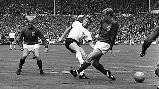 Führungstor im WM-Finale 1966: Helmut Haller (2.v.r.) trifft zum 1:0 gegen England © imago sportfotodienst