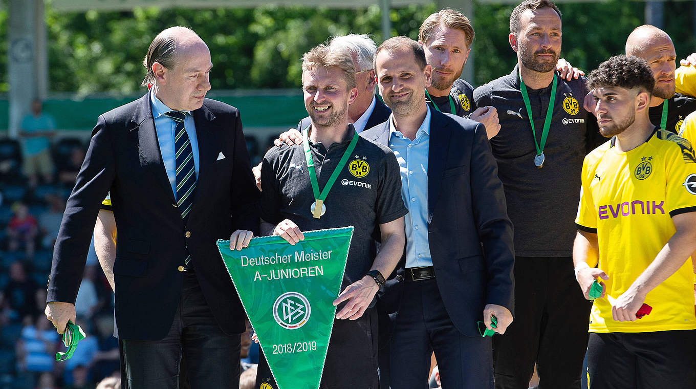 Hoffmann (2.v.l.) nach dem Titel 2019: "Abschied ist mir nicht leichtgefallen" © imago images / Eibner