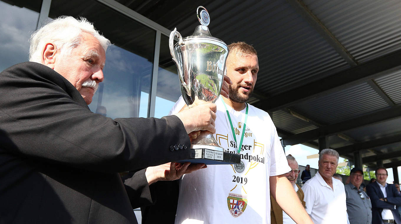 Michael Dingels (r.) mit Rheinlandpokal: "Wir haben gegen Kiel nichts zu verlieren" © imago images / Eibner