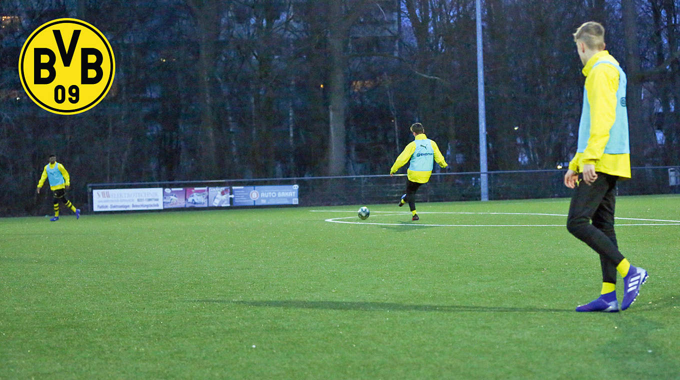 Wie man das Spiel mit dem Ball verbessern kann: Training der BVB-Junioren zeigt wie © DFB