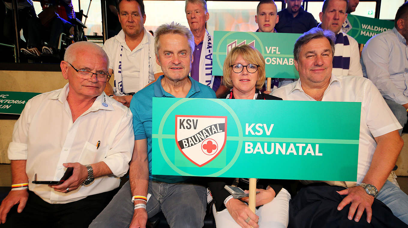 Aufgeregt im Fußballmuseum: die Baunataler Abordnung bei der DFB-Pokalauslosung © GettyImages