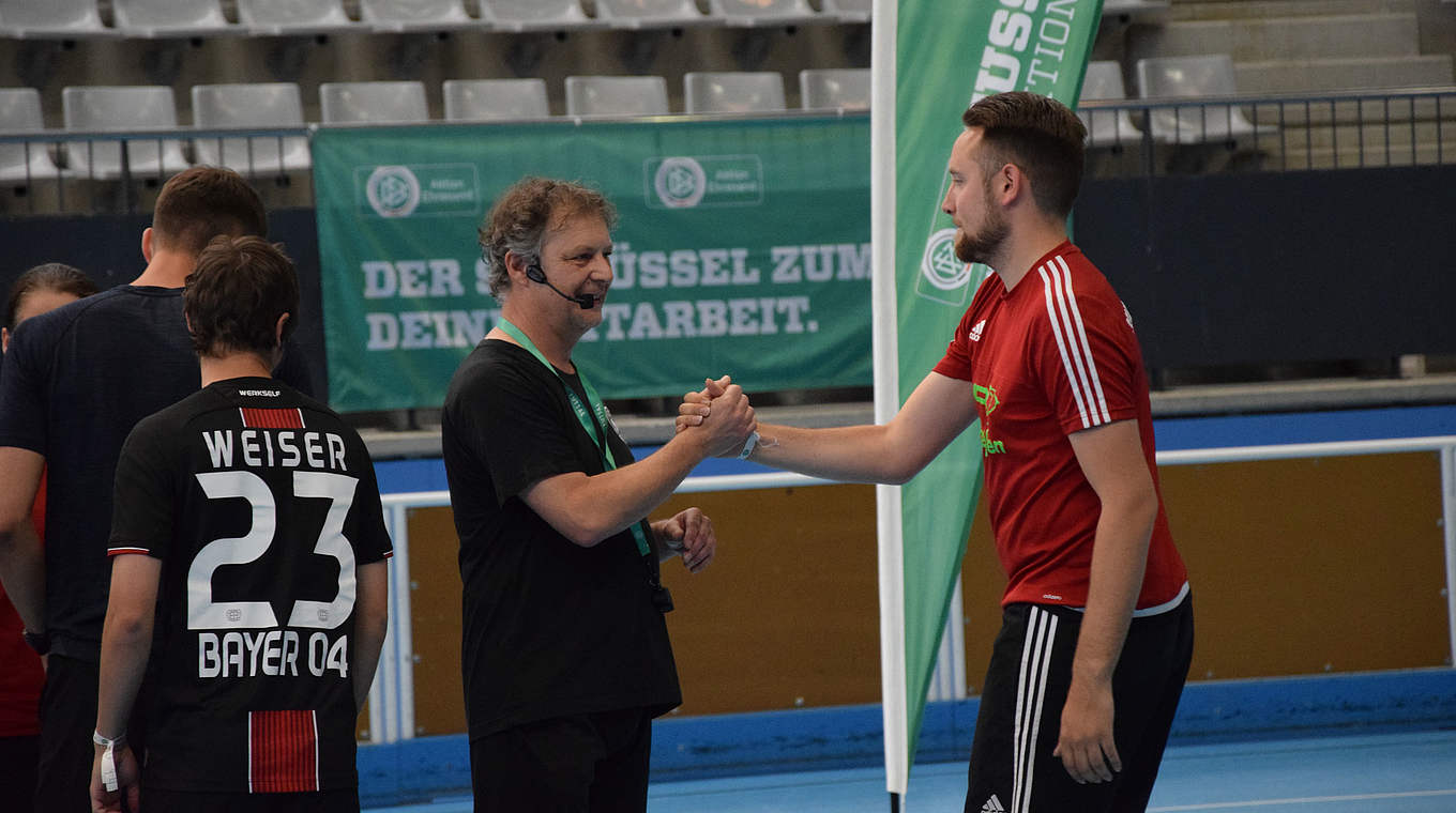 Loosveld (2.v.r.): "Wir reden über Futsal und absolvieren ein Demotraining über 90 Minuten" © DFB/KOMM MIT