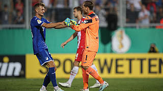 Entscheidender Mann: Oliver Baumann (r.) pariert den letzten Elfmeter © 2019 Bongarts/Getty Images