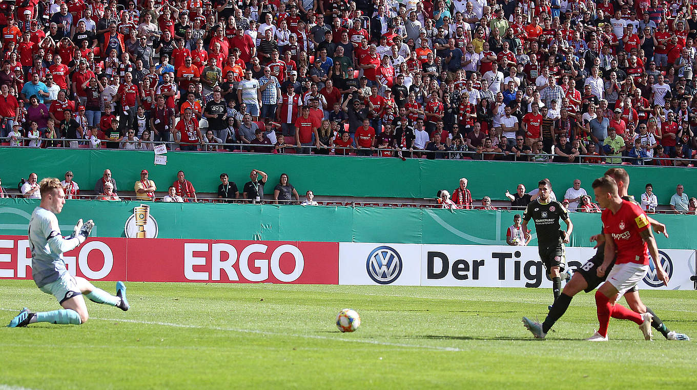 Schiebt den Ball zum 2:0 an Keeper Florian Müller vorbei: Florian Pick (r.) © imago images / Thomas Frey