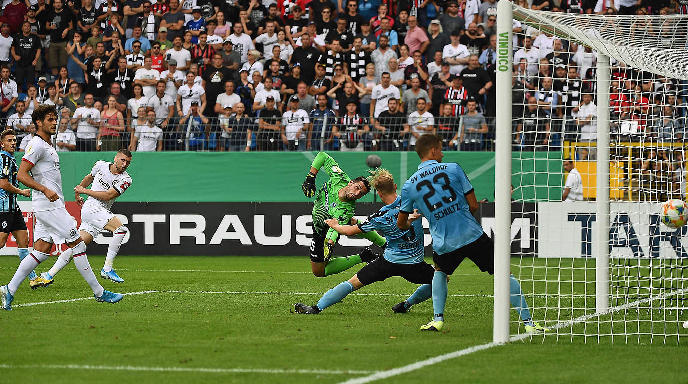 Rebic's (2. from l.) hat-trick carries Frankfurt to a late win.  © imago images / Jan Huebner