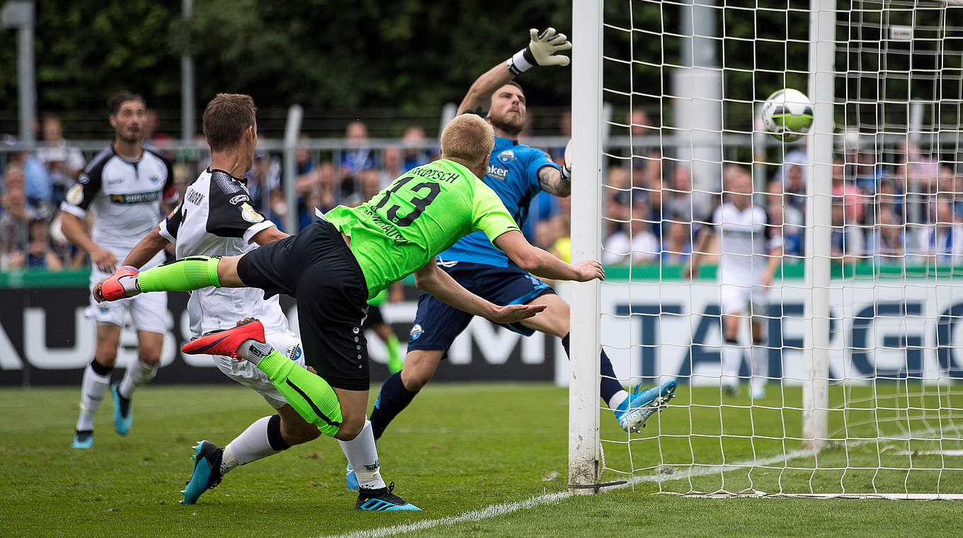 Köpft Rödinghausen in die Verlängerung: Lars Lokotsch im Spiel gegen Paderborn © Getty Images