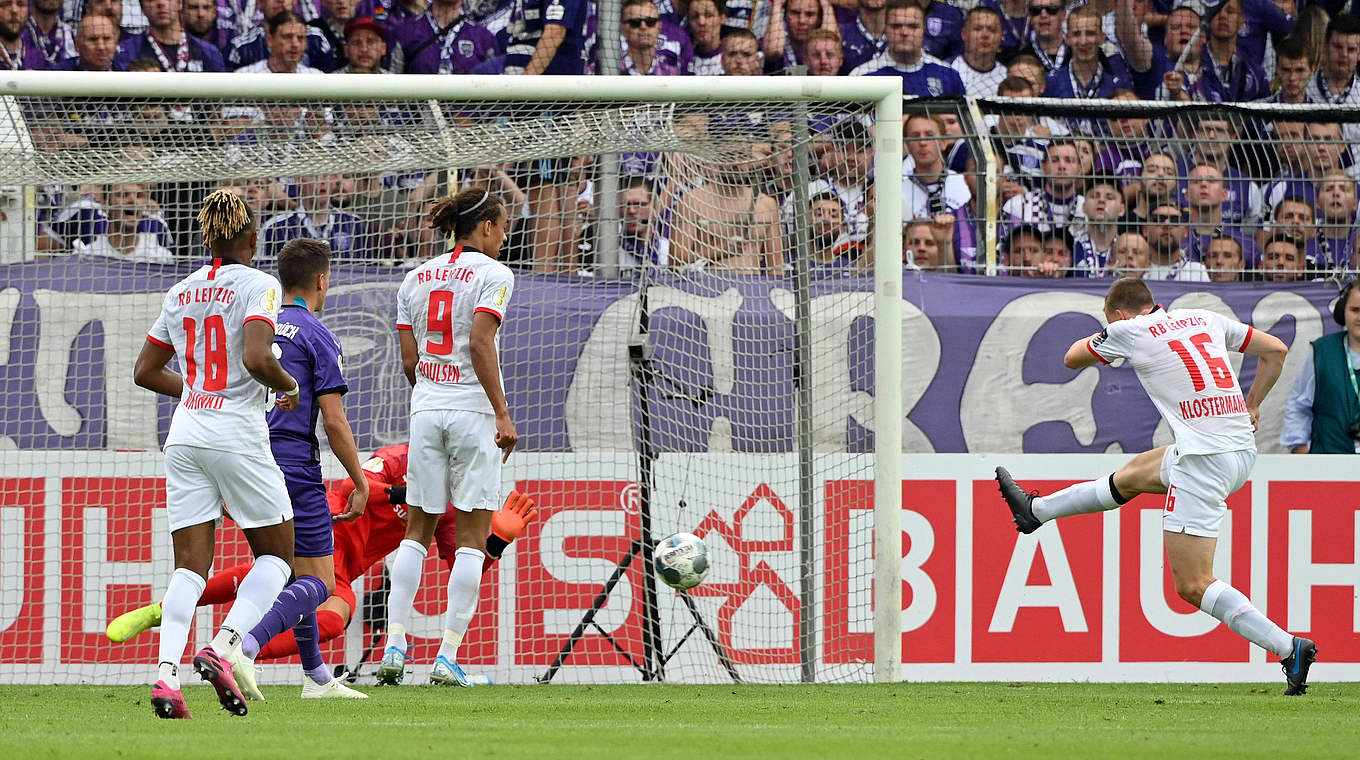 Klostermann (r.) gives Leipzig a 2-1 lead against Osnabrück.  © imago images / Team 2
