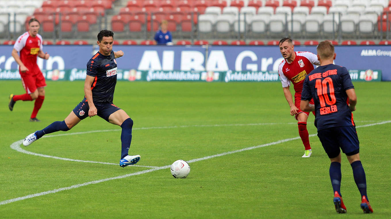 Dimitar Rangelow (2.v.l.): "In Cottbus haben sich schon viele Gegner schwergetan" © imago images / Steffen Beyer