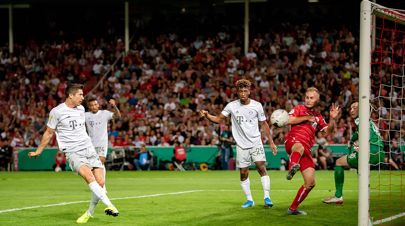 Lewandowski kicks things off for the reigning champions  © 2019 Bongarts/Getty Images