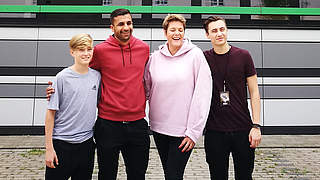 Zu Besuch bei Hannover 96: die Fußballfans Matthew (l.) und Nicholas Collins (r.) © Hannover 96